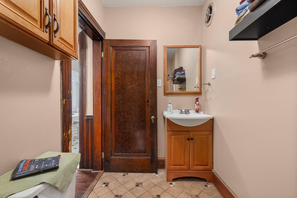 99 W. Main St Property Photo 13