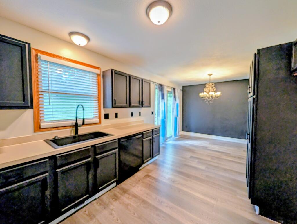 2555 Derick St. Property Photo 3