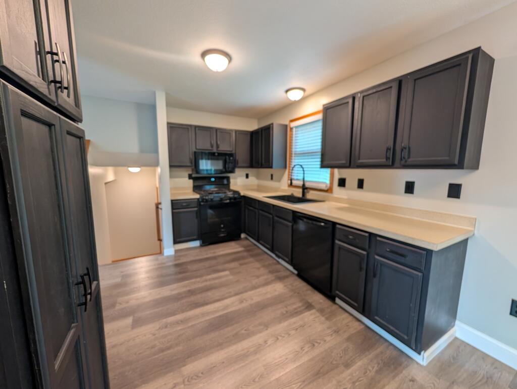2555 Derick St. Property Photo 4