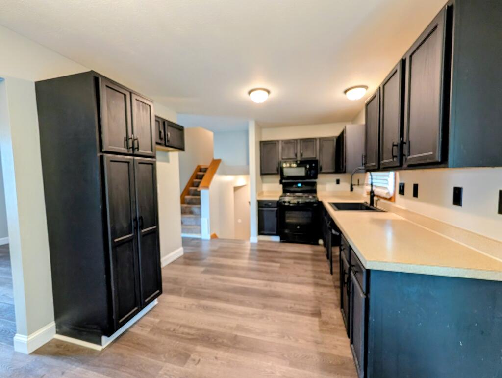 2555 Derick St. Property Photo 5