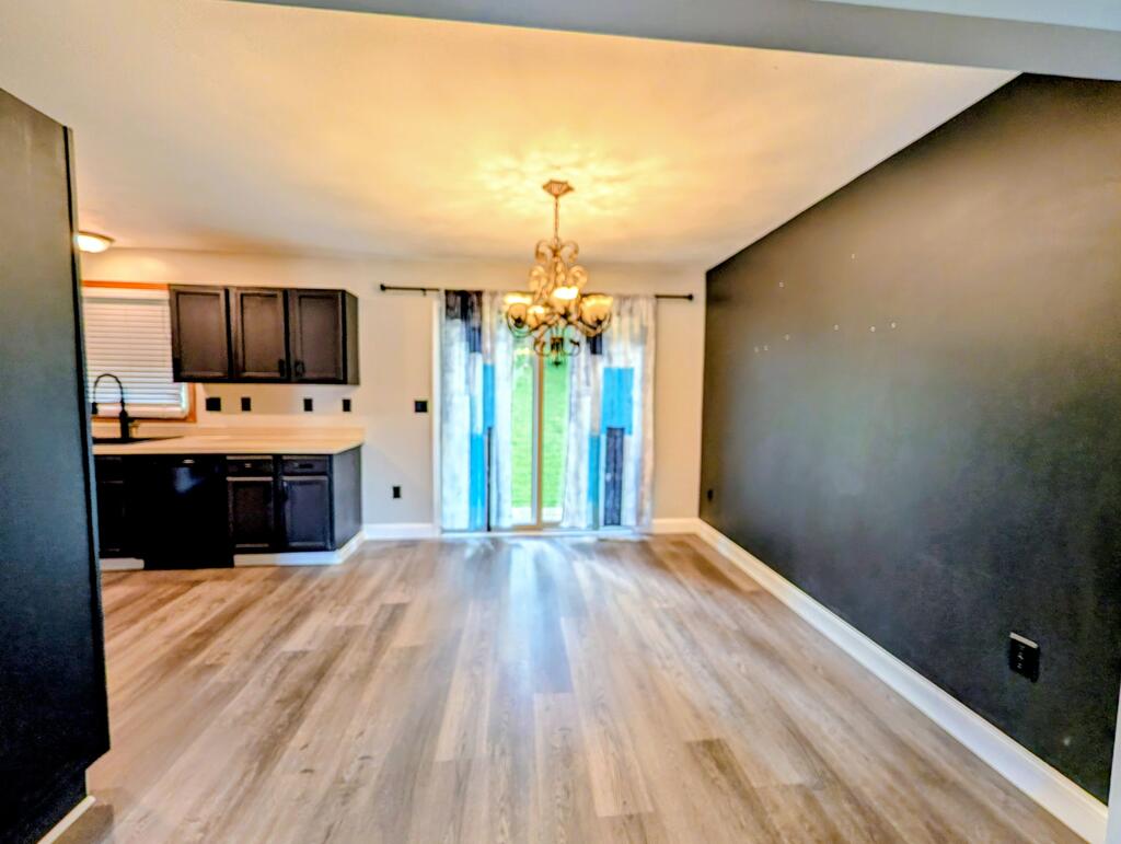 2555 Derick St. Property Photo 6