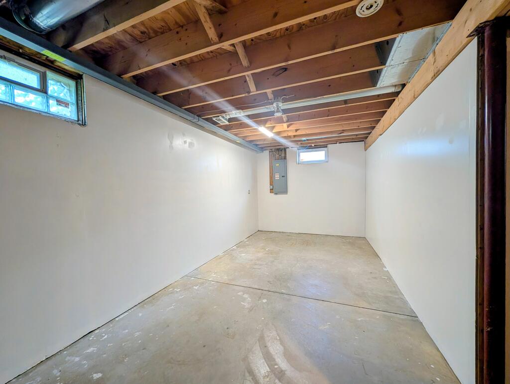 2555 Derick St. Property Photo 24