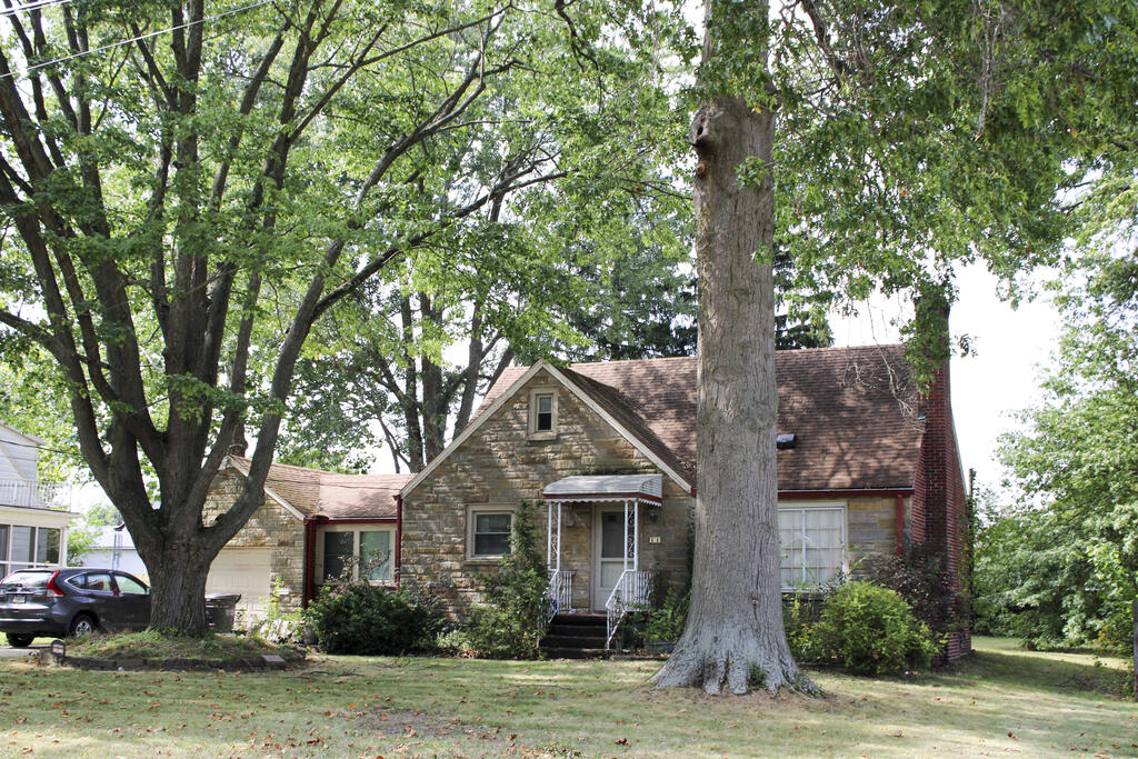11 W Maxwell Dr Property Photo 3