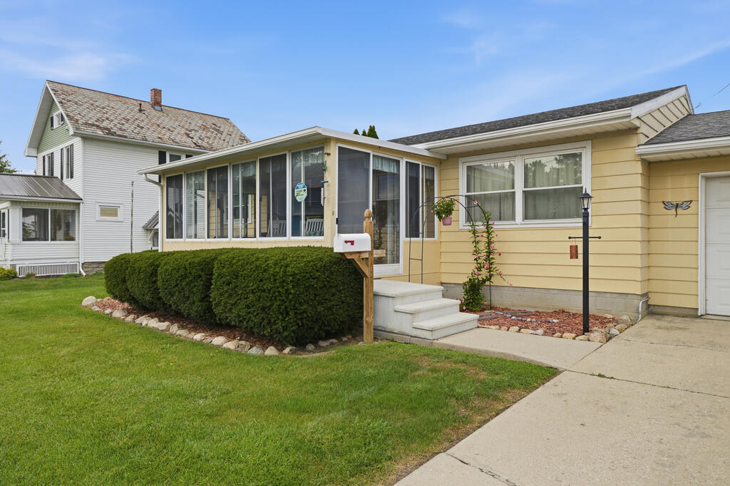 404 E Irving St Property Photo 2