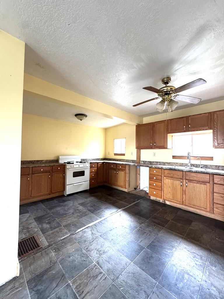 241 Lexington Ave Property Photo 3