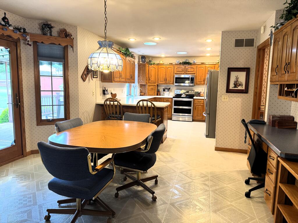 99 Devonshire Ct. Property Photo 23