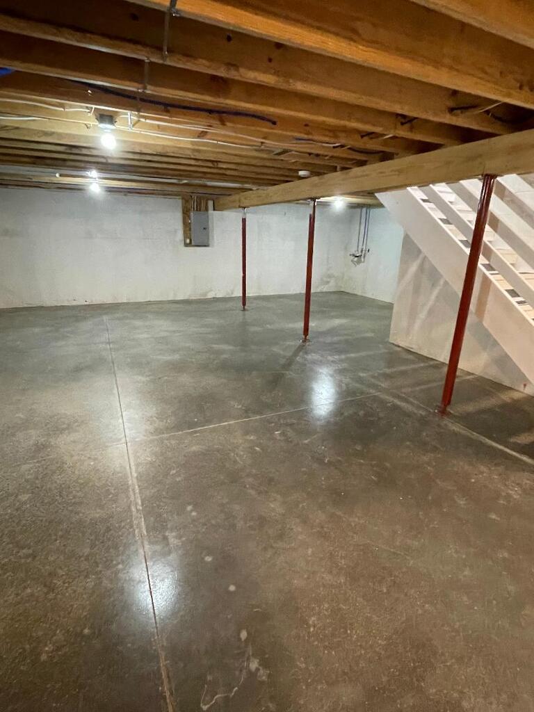 2573 Deerfield Road Property Photo 6