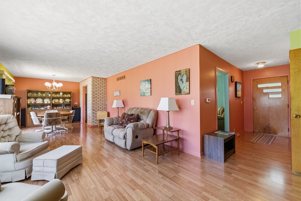 93 Maynard Ave Property Photo 3