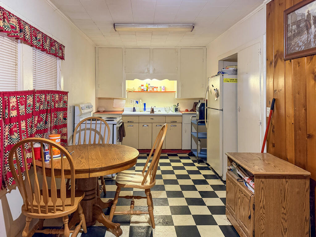 9 E Main St Property Photo 6