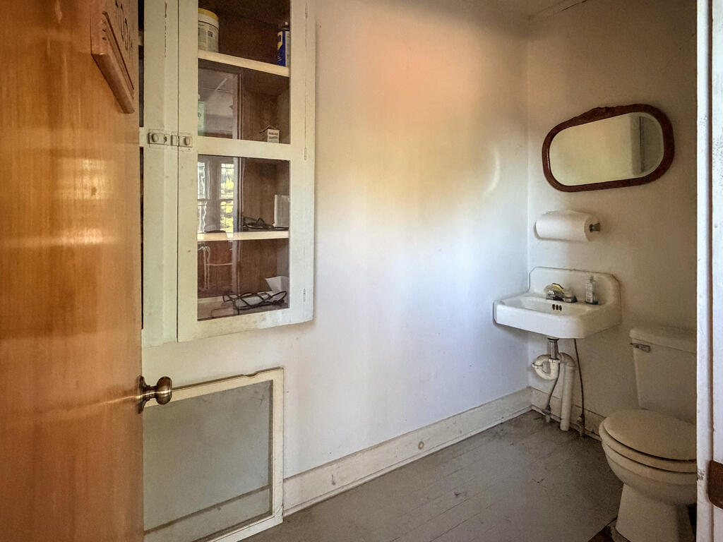 9 E Main St Property Photo 18