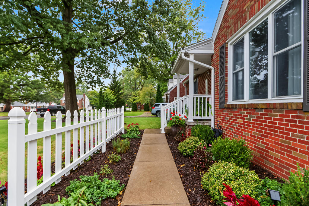 662 Courtright Boulevard Property Photo 2