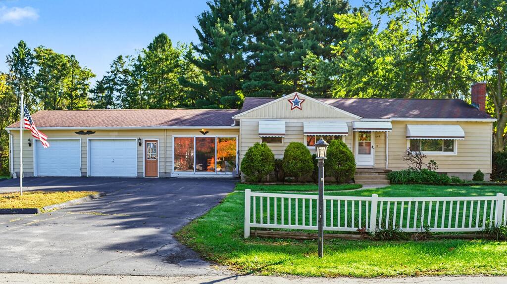 1147 Masters Ave Property Photo 1