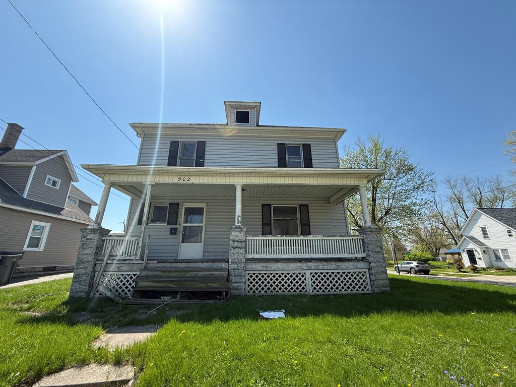 902 E Eureka St Property Photo 1