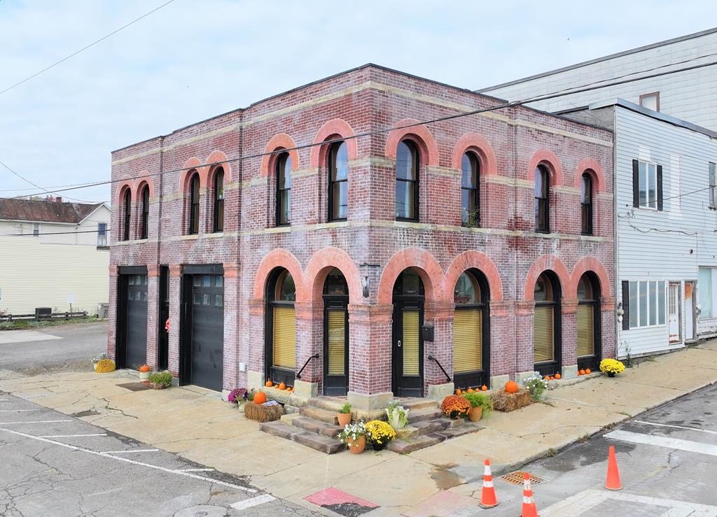 4 W Elm St Property Photo 1