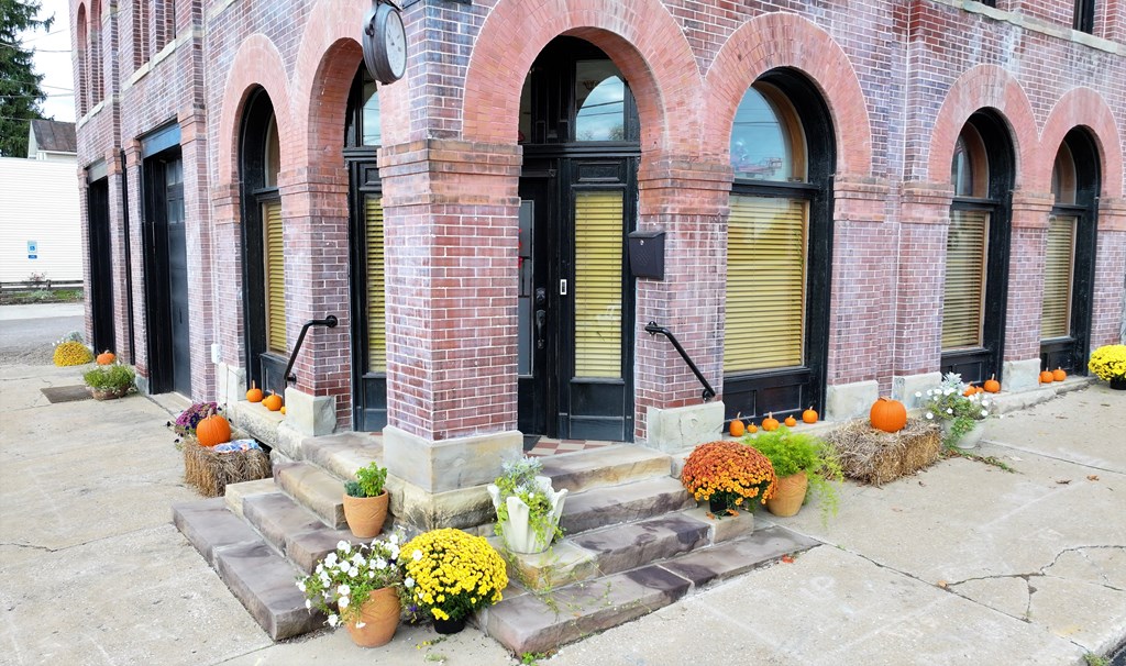 4 W Elm St Property Photo 2