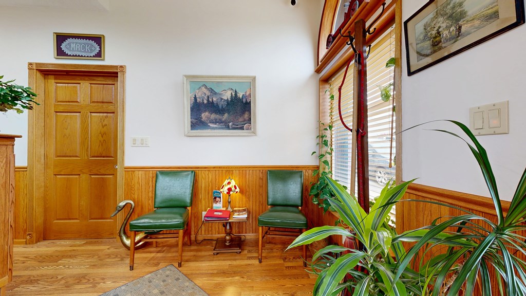 4 W Elm St Property Photo 4