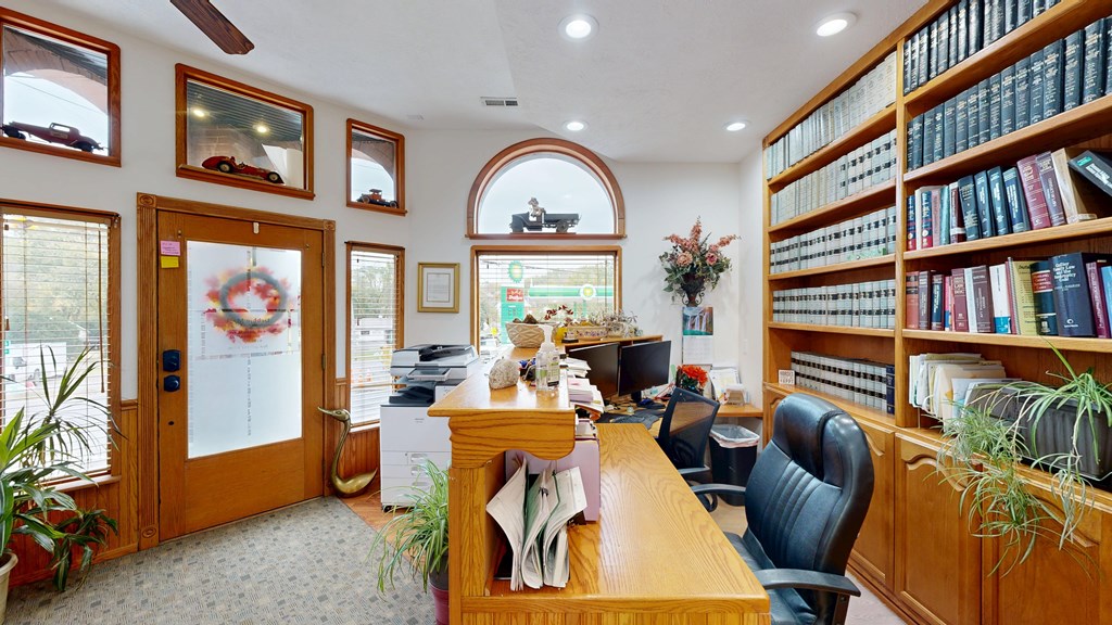 4 W Elm St Property Photo 5