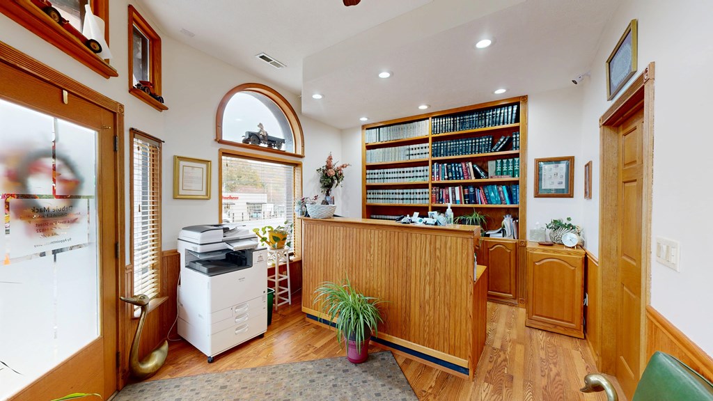 4 W Elm St Property Photo 6