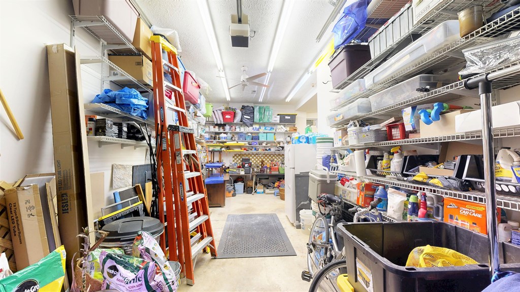 4 W Elm St Property Photo 11