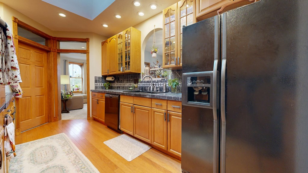 4 W Elm St Property Photo 14