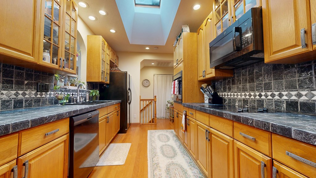 4 W Elm St Property Photo 15