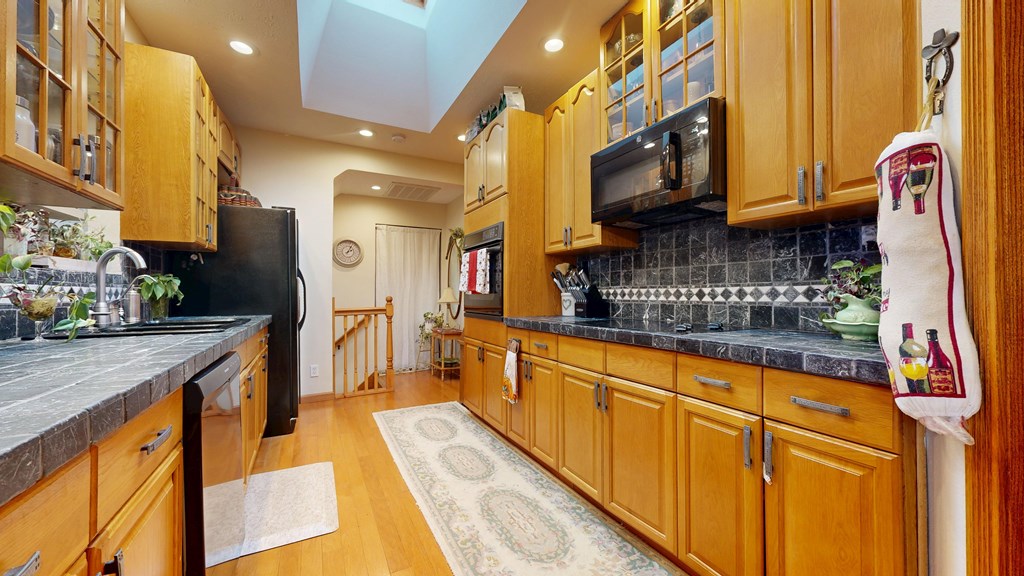 4 W Elm St Property Photo 16