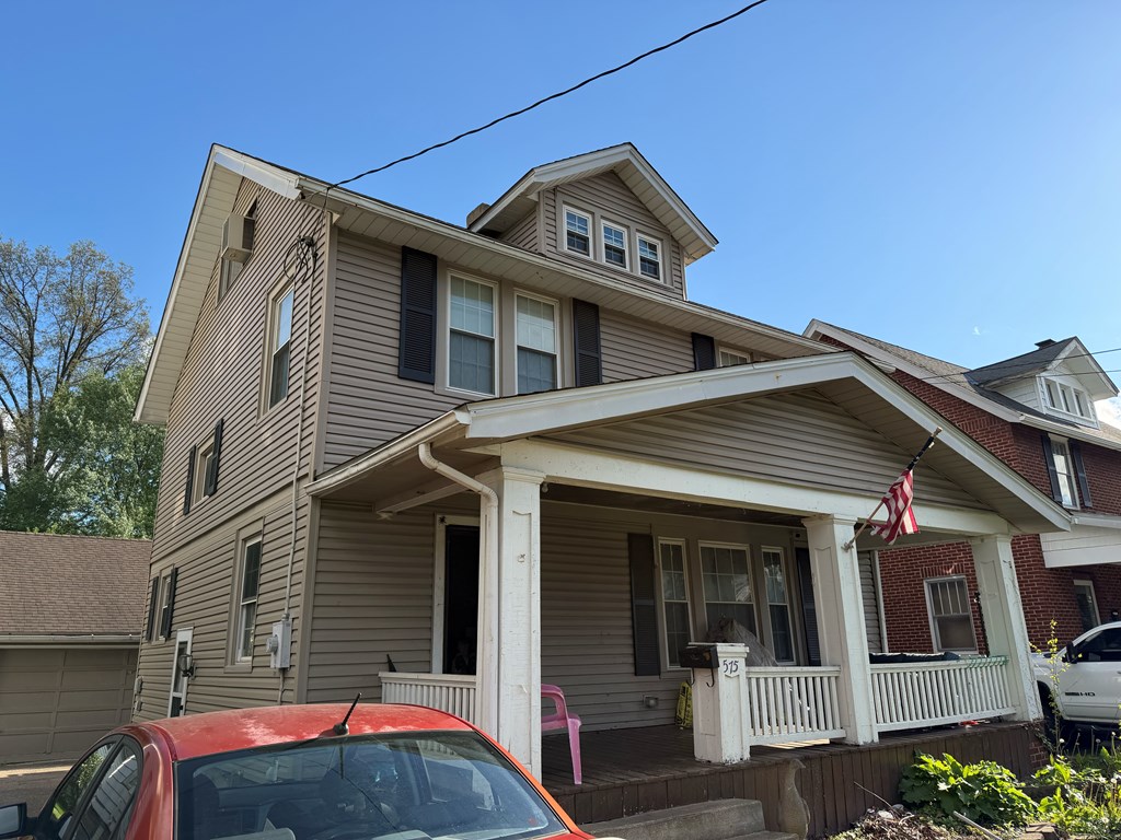 575 Maple St Property Photo 3