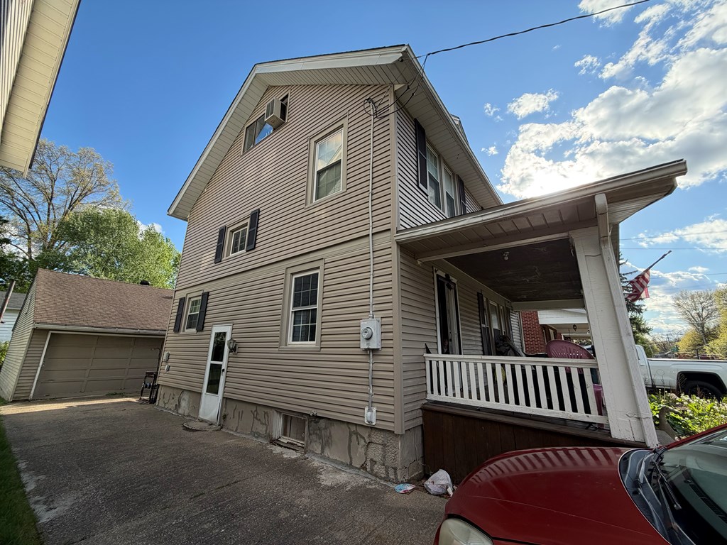 575 Maple St Property Photo 4