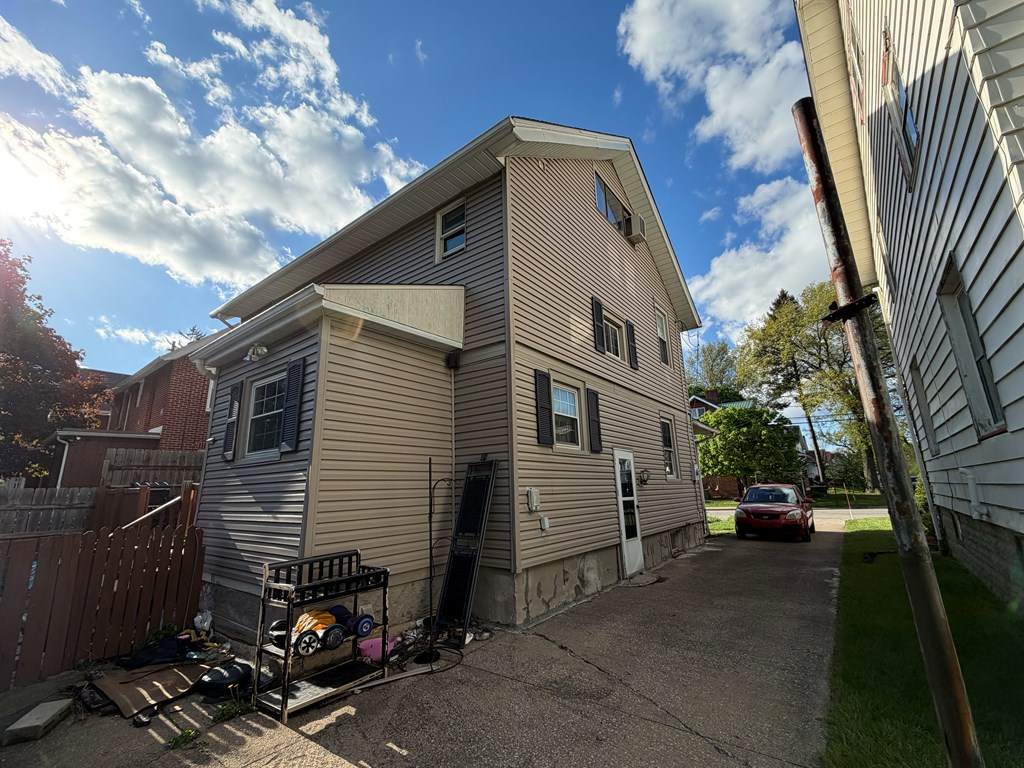 575 Maple St Property Photo 5