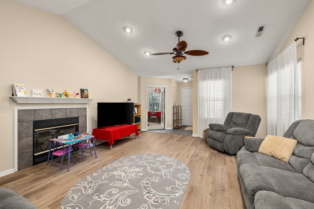 1380 Grey Oaks Dr. Property Photo 3