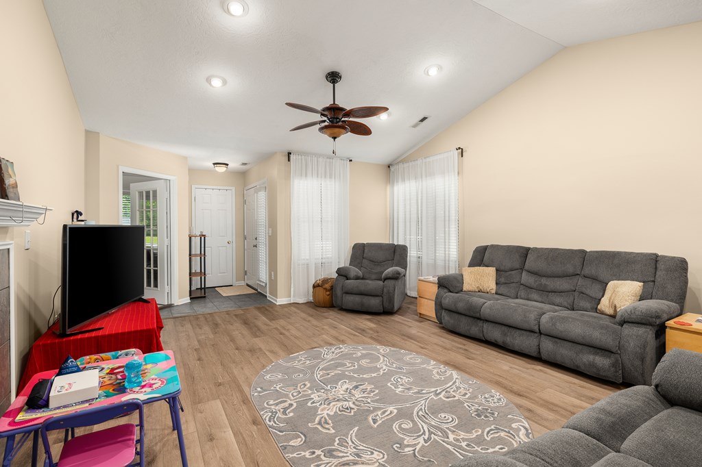 1380 Grey Oaks Dr. Property Photo 4