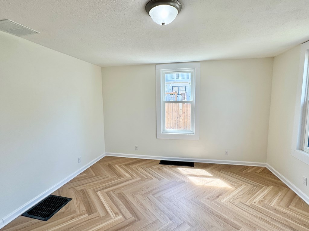 158 Ford St Property Photo 4