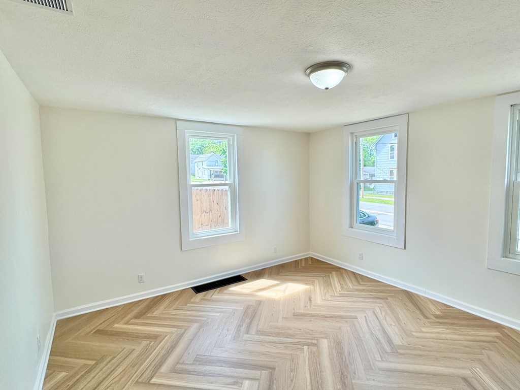 158 Ford St Property Photo 5
