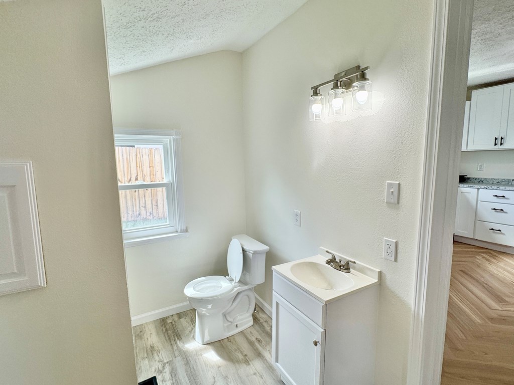 158 Ford St Property Photo 6