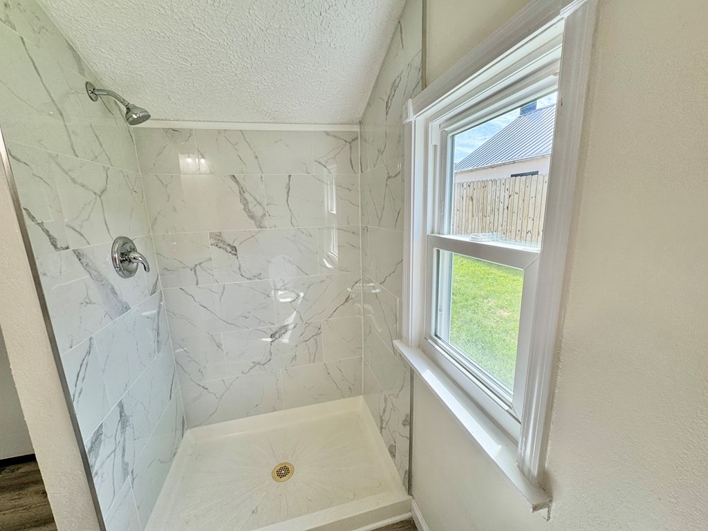 158 Ford St Property Photo 7