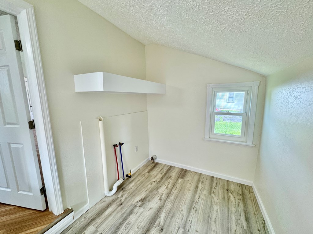 158 Ford St Property Photo 8