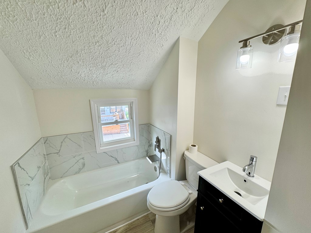 158 Ford St Property Photo 10