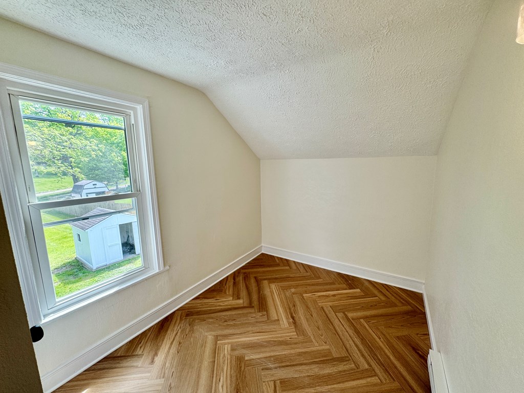 158 Ford St Property Photo 11