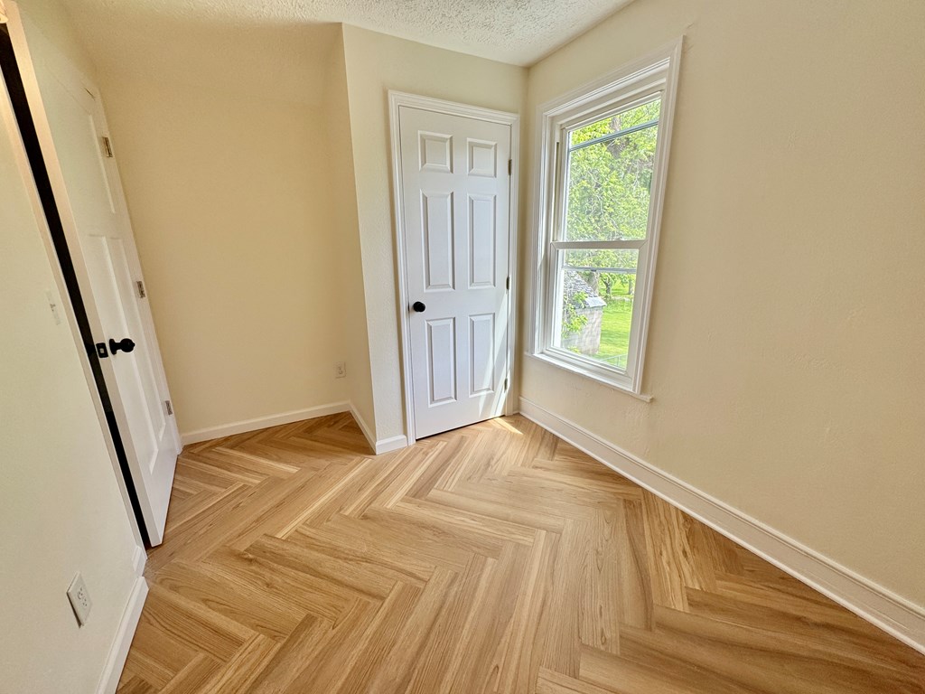 158 Ford St Property Photo 13