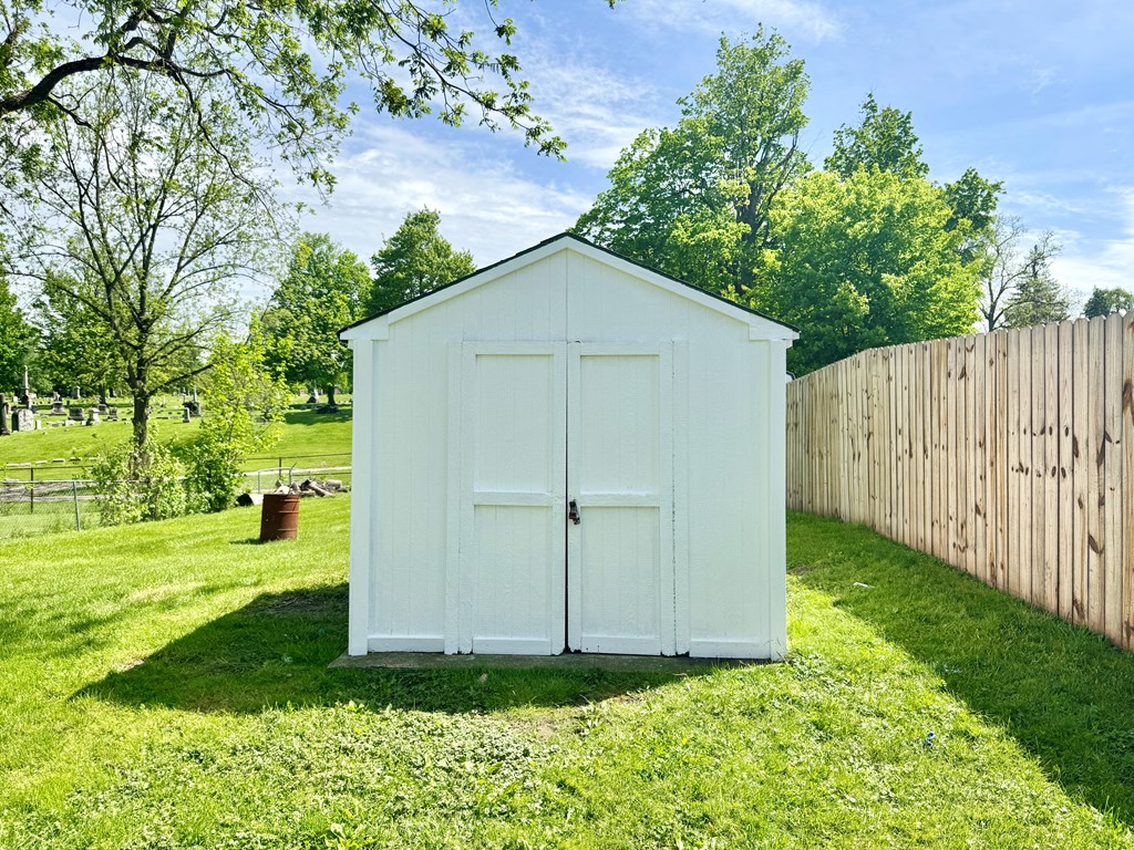 158 Ford St Property Photo 16