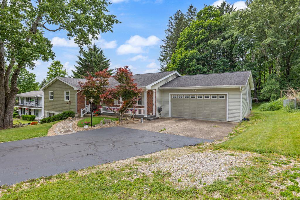 11 Old Orchard Dr Property Photo 2