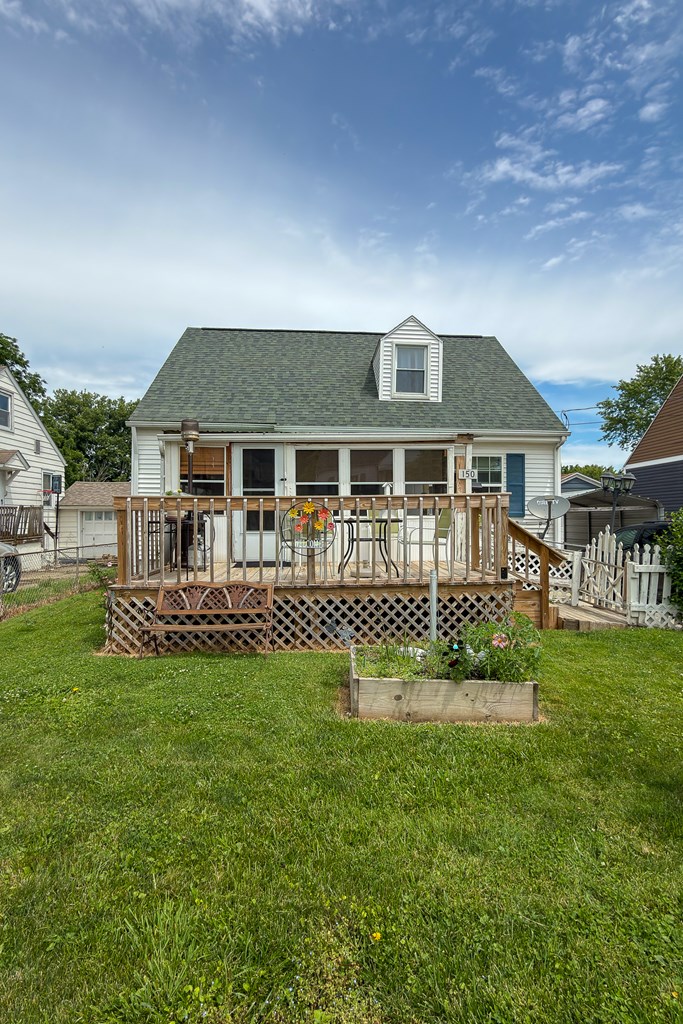 150 Grover St Property Photo 3