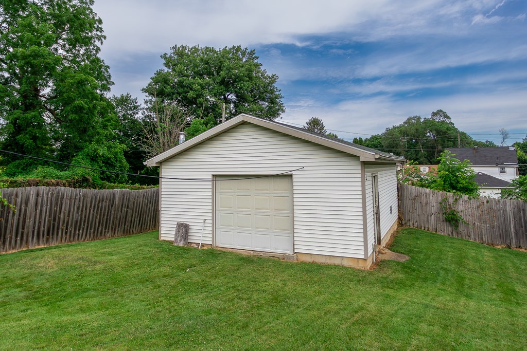 150 Grover St Property Photo 21