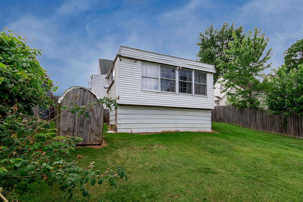 150 Grover St Property Photo 23