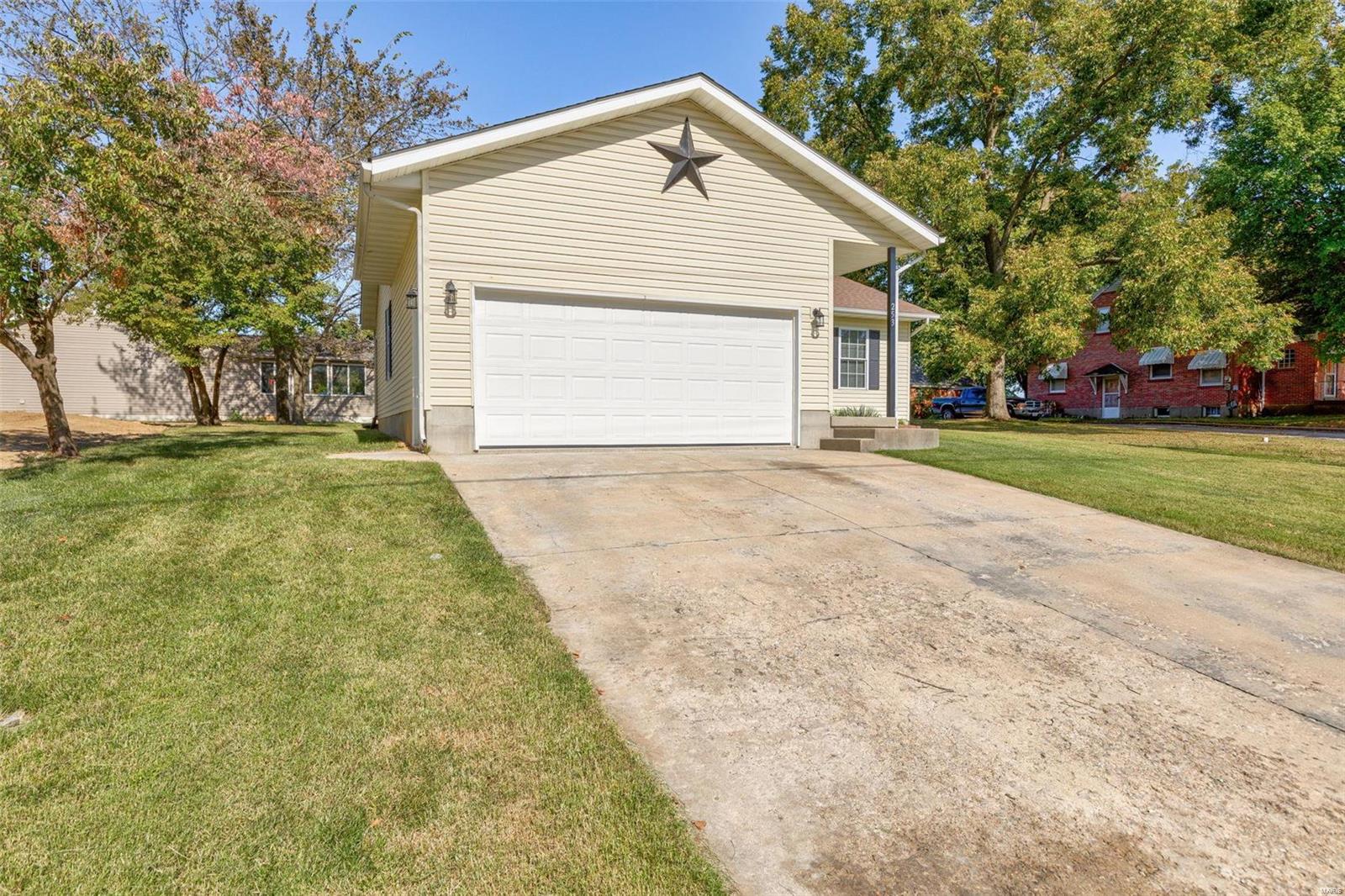 253 Veterans Drive Property Photo 3
