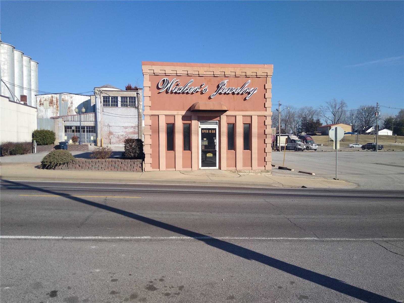 301 W Broadway Street Property Photo 1