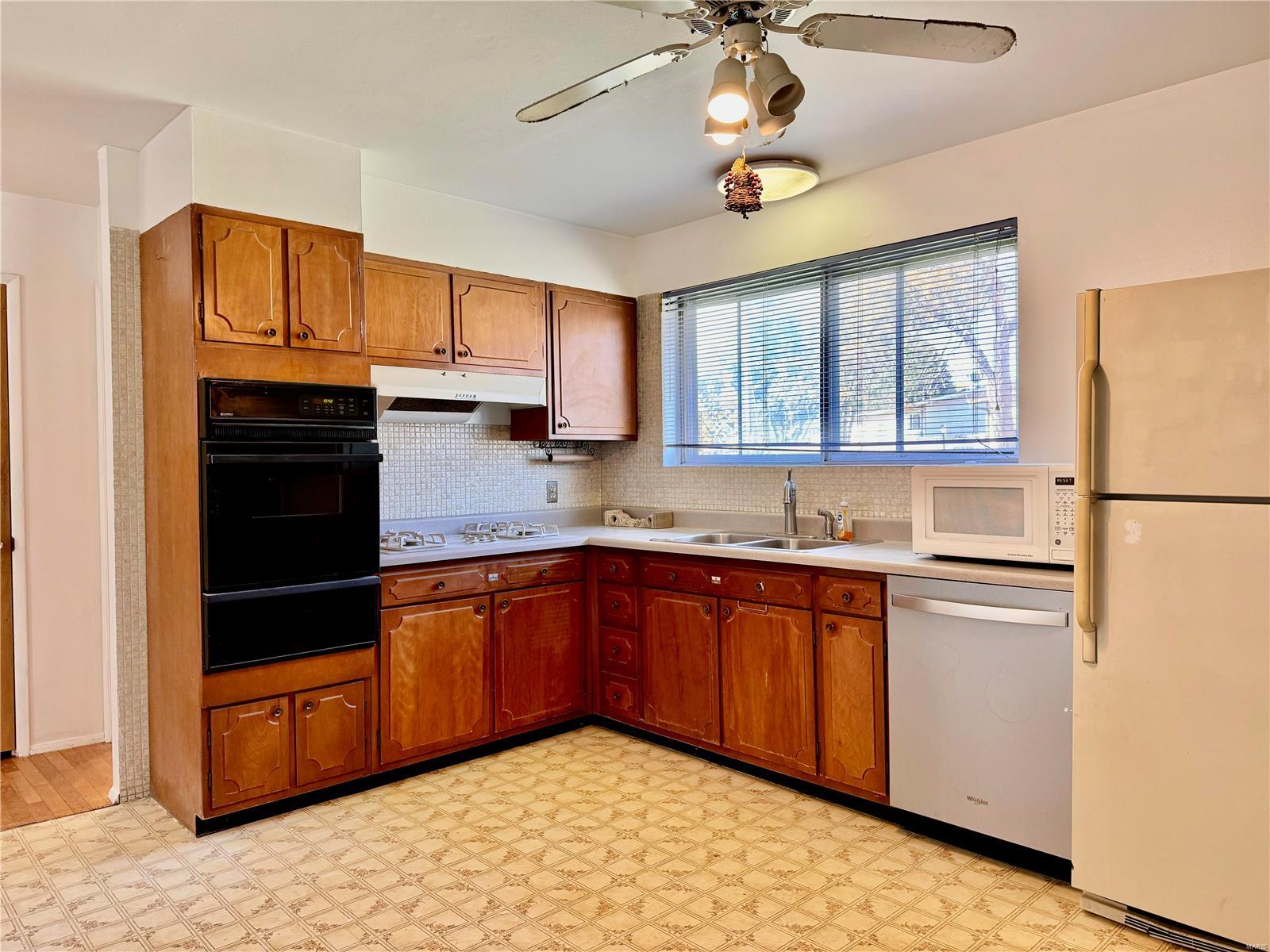 680 Charvel Dr Property Photo 23