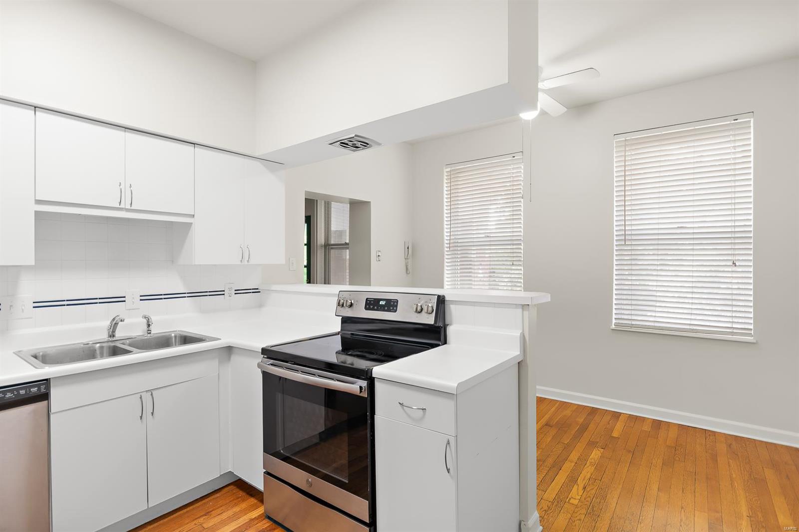 5553 Waterman Boulevard 2e Property Photo 11