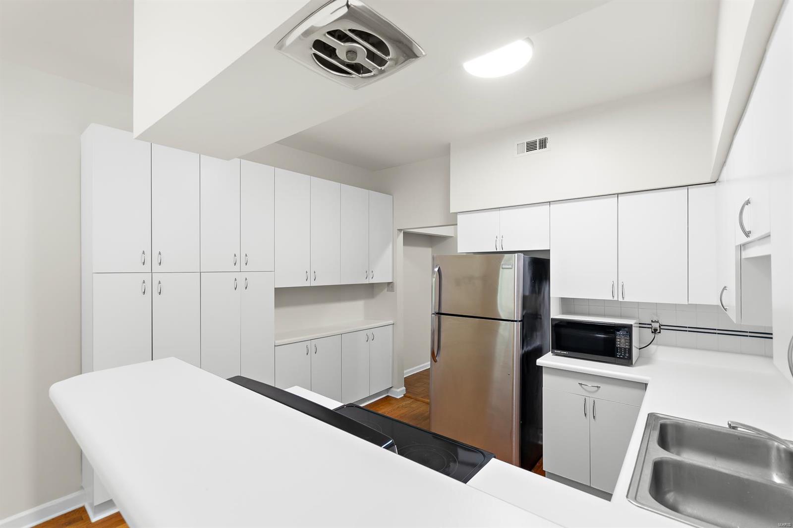 5553 Waterman Boulevard 2e Property Photo 12