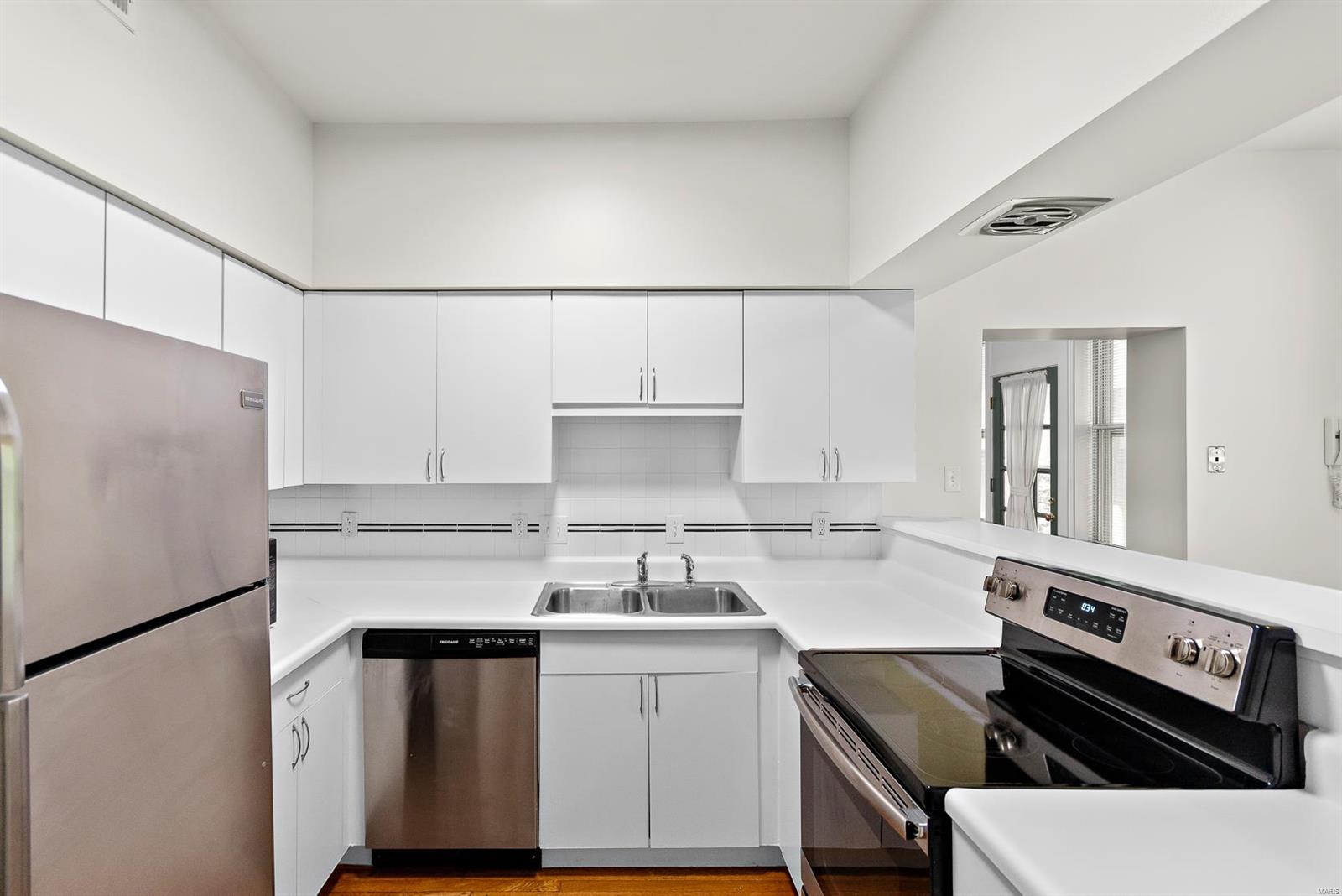 5553 Waterman Boulevard 2e Property Photo 13